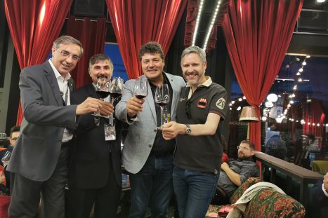 61217994_2330159910401271_9186991520668975104_o_2330159907067938